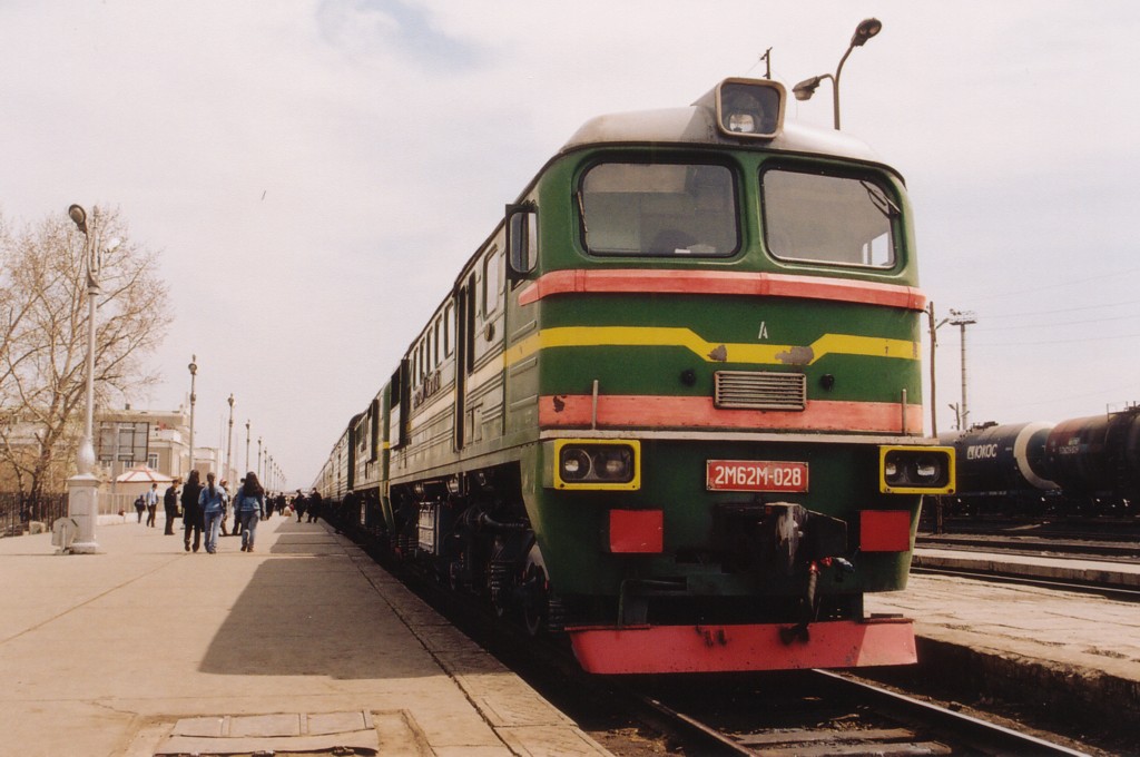 033 Unser erster Zug. Russische Diesel-Doppellokomotive. Ziel fuer uns ist Irkutsk..jpg